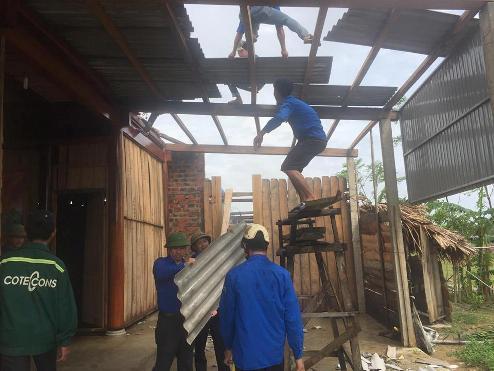 ĐVTN xã Hương Liên, huyện Hương Khê giúp hộ dân lợp lại mái nhà sau bão số 10